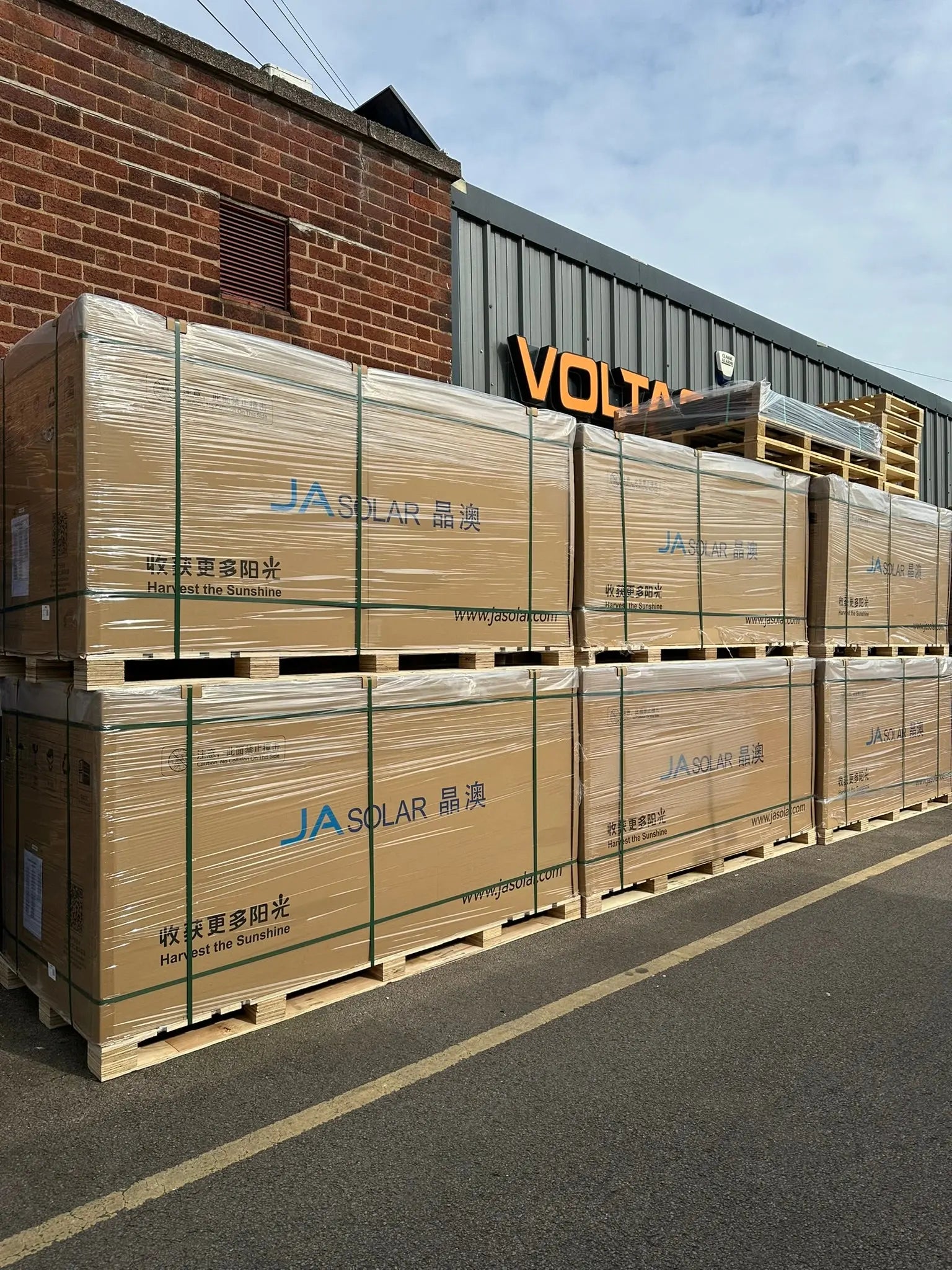 JA Solar 600Watt N-Type Glass Bifacial Photovoltaic Panel Module JAM72D40-MB - Pallet